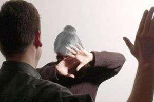Штрафовали 6 раз, теперь суд: Житель Рубежного постоянно избивал родную мать