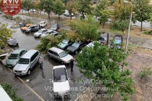 На Киев налетела буря: столицу залило ливнем, повалены деревья