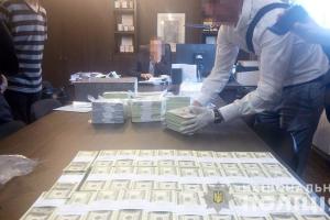 Почти 1,5 миллиона долларов: Нацполиция и ГПУ задержали двух топ-чиновников на взятке