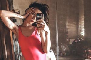 Солистка "Время и стекло" показала стройную фигуру в бикини