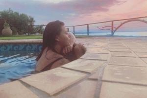 Солистка KAZKA засмущала коллегу по группе: пикантные кадры с отдыха музыкантов