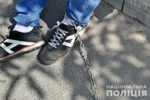 Киевский таксист посадил на цепь пассажира в своем гараже