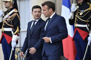 Зеленский поговорил с Макроном о гибели украинских морпехов
