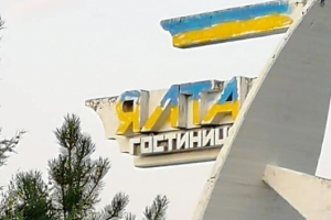 Крым - это Украина: Патриоты на полуострове подняли сине-желтый флаг и перекрасили стелу
