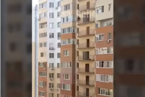Одесский "человек-паук" спускался с 17-го этажа по балконам: видео
