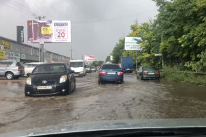 В Одессе потоп после ливня: мощным потоком воды снесло машины и сорвало асфальт