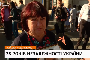 "Под этим флагом погиб мой ребенок!": Мать павшего АТОшника не пустили на Майдан