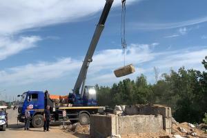 В Станице Луганской украинская сторона разбирает последнее сооружение, пока боевики укрепляются: сеть в недоумении