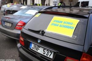 Зеленский позволил ездить на "евробляхах" без штрафов еще три месяца
