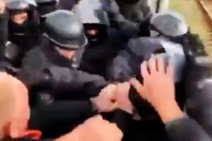 На Львовщине произошла схватка между силовиками и протестующими: появились видеокадры противостояния