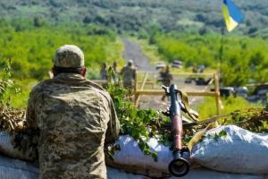 В результате обстрелов боевиков один армеец погиб на Донбассе