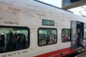 На польском поезде западные украинские города указаны, как "свои"