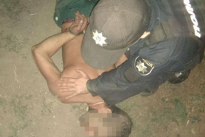 Стучал в окна и ругался на прохожих: в Лисичанске задержали уличного дебошира