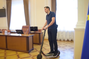 Новый премьер Гончарук прокатился по Кабмину на самокате