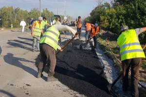 У моста в Станице Луганской расширяют дорогу и укладывают асфальт