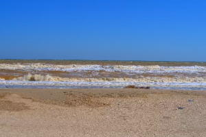 Рыжее море штормит: что происходит в Кирилловке в бархатный сезон