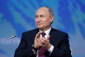 Путин в день рождения повысил зарплату себе и Медведеву
