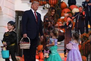 Президентский Хэллоуин: Трамп с женой раздавали детям сладости возле Белого дома