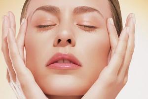 Уход за кожей вокруг глаз с косметикой Yves Rocher