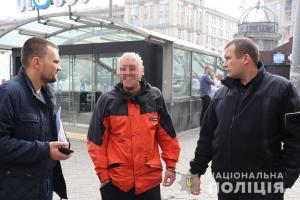 В Киеве на Майдане Независимости ранили ножом иностранца