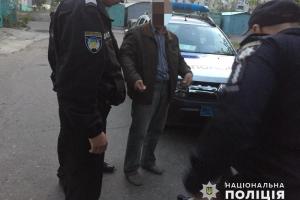 В Лисичанске мужчина угрожал продавцам магазина пистолетом
