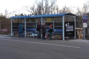 Как продвигаются работы на мосту в Станице Луганской: недалеко от перехода устанавливают остановки