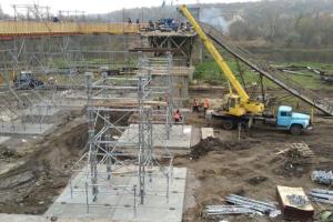 В Станице Луганской устанавливают временные опоры моста: чем в это время занимаются боевики