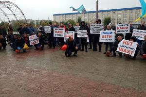 Голодные шахтеры стучат касками под стенами ЛОГА в Северодонецке