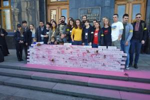 К офису Зеленского пришли активисты с требованием не отводить войска на Донбассе