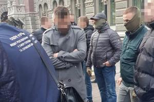Чиновника Нацбанка задержали при получении крупной взятки: комментарий НБУ