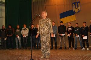 В Лисичанске торжественно проводили призывников в ВСУ