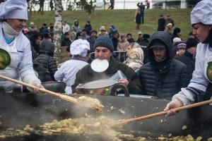 По следам блинов с лопаты: россияне пришли с ведрами за бесплатной едой