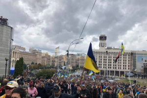 "Нет капитуляции": Участники вече выдвинулись с Майдана на Банковую