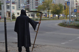 В Северодонецке "смерть с косой" пугала нарушителей ПДД