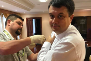 "Слуги народа" публично вакцинировались от дифтерии