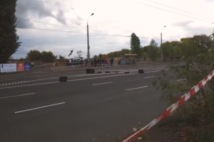 В Черкассах на гонках автомобиль сбил зрителя: жуткий момент попал на видео