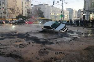 Машины тонули в кипятке: В Киеве посреди улицы прорвало теплотрассу