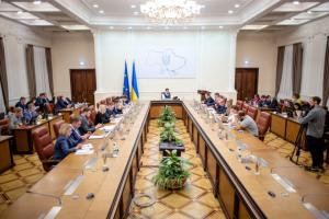 Кабмин принял важное решение по зарплатам учителям и врачам