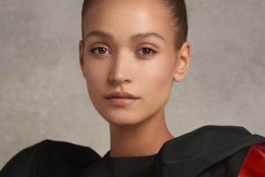 Правительство выбрало лицо "государства в смартфоне": фото украинской красотки