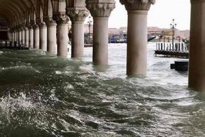 Город на воде ушел под воду: Как выглядит затопленная Венеция