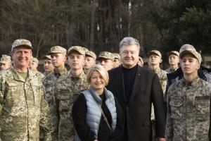 Порошенко приехал на Луганщину и посетил военный лицей в Кременной