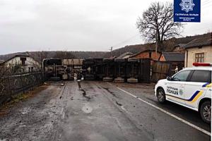 На Тернопольщине перевернувшаяся фура заблокировала трассу международного значения