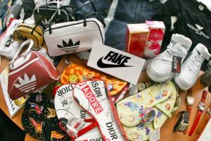 Зеленский разрешил уничтожать посылки с поддельными товарами на таможне