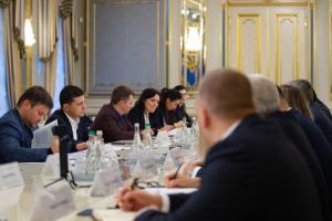 "Не скидками, а на табло": Зеленский призвал АЗС реально снизить цены на топливо