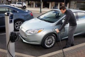 Зеленые номера и специальные парковки для электрокаров: с 1 января украинских водителей ждут сюрпризы