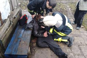 В Лисичанске во время тушения пожара спасатели обнаружили мужчину без сознания