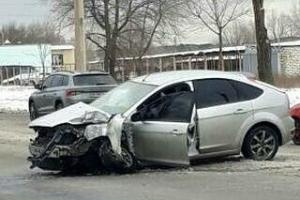 На дорогах - "каша": в Северодонецке автомобиль крепко влетел в столб