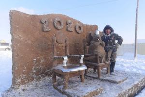 Якутский скульптор сваял из навоза новогоднюю фотозону