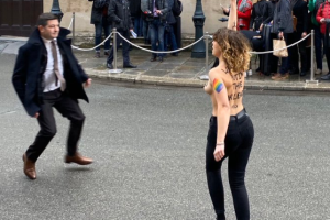 Полуголые активистки Femen устроили протест у Елисейского дворца перед нормандским саммитом