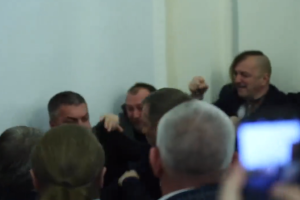 В Верховной Раде произошла драка: депутата от "Слуги народа" увезли в больницу